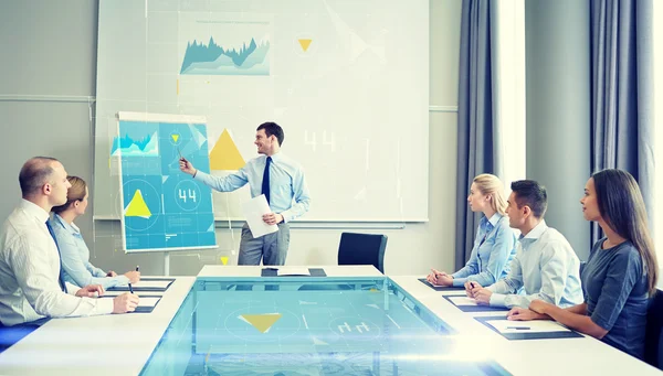 Groep van Glimlachende zakenmensen bijeenkomst in office — Stockfoto