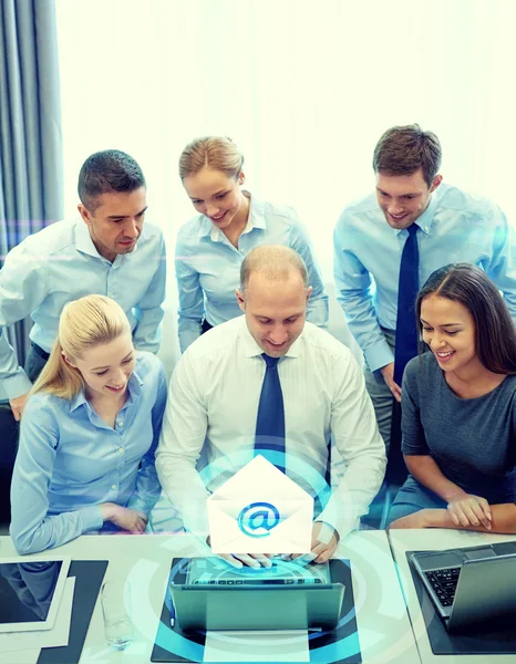 Lächelnde Geschäftsleute mit Laptop im Büro — Stockfoto