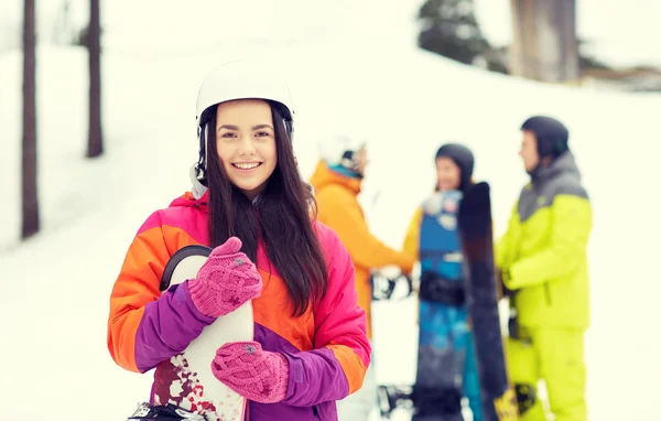 Amigos felizes em capacetes com snowboards — Fotografia de Stock