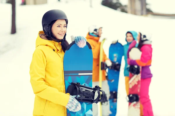 Amis heureux dans des casques avec snowboards — Photo