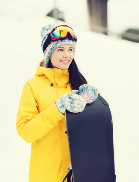 Gelukkig jonge vrouw met snowboard buitenshuis — Stockfoto