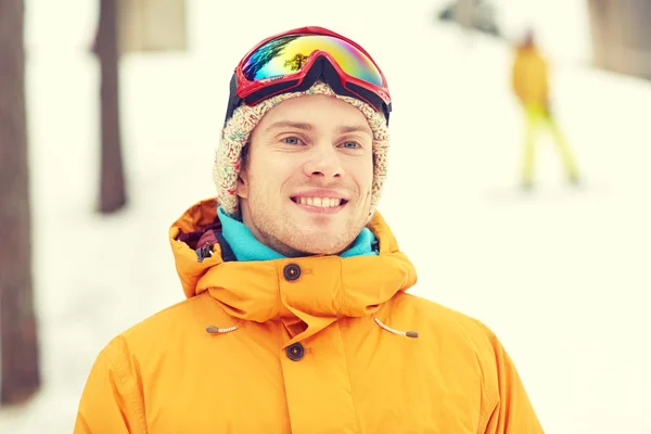 Heureux jeune homme en lunettes de ski à l'extérieur — Photo