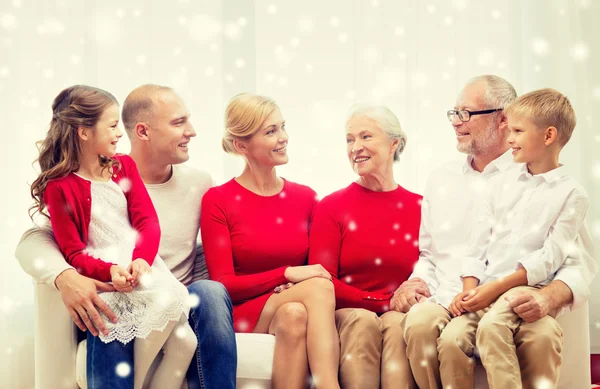 Familia sonriente en casa — Foto de Stock