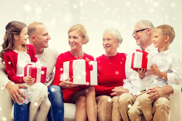 Familia sonriente con regalos en casa — Foto de Stock