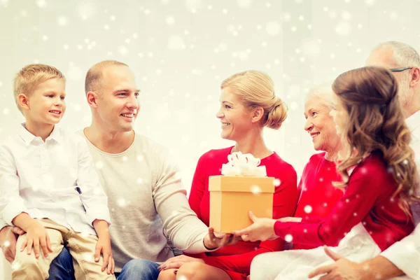 Família sorridente com presentes em casa — Fotografia de Stock