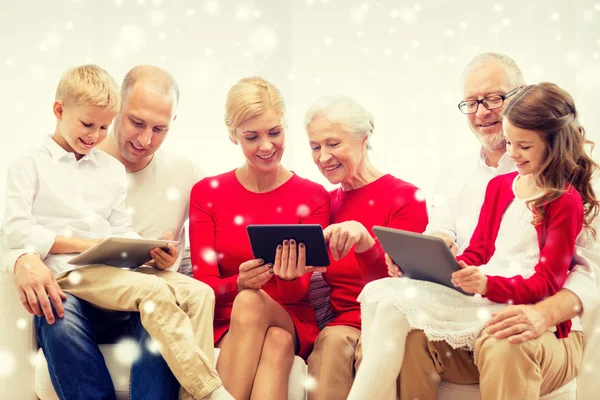 Famille souriante avec tablettes PC à la maison — Photo