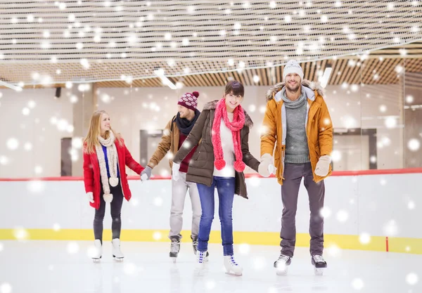 Amigos felices en pista de patinaje — Foto de Stock