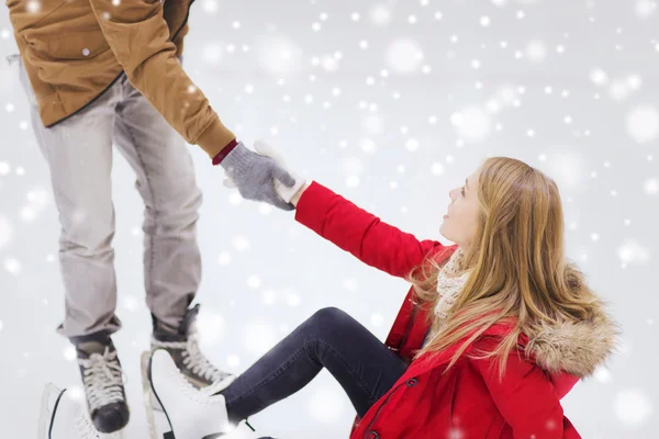 Mannen att hjälpa kvinnor att stiga på skridskobana — Stockfoto