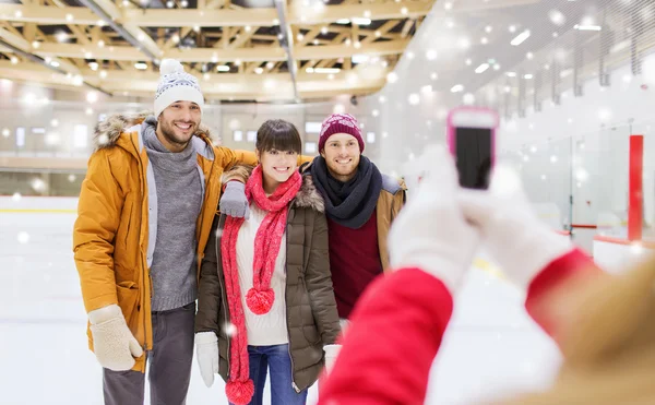 Happy vrienden nemen foto op ijsbaan — Stockfoto