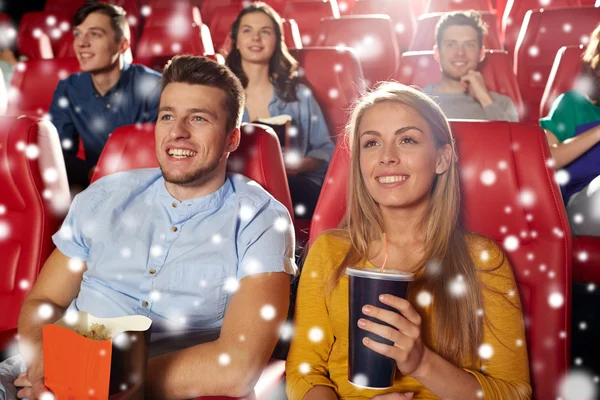 Happy couple with popcorn and drink in cinema — Stock Photo, Image