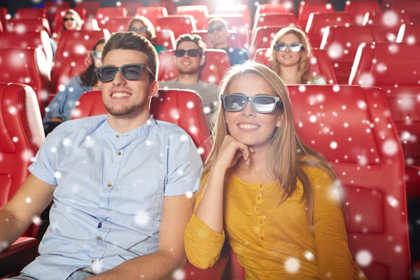 Happy couple watching movie in 3d theater — 图库照片