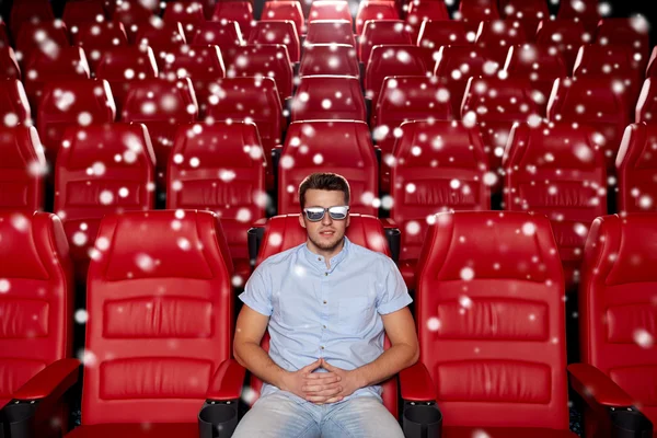 Young man watching movie in 3d theater — Stock Photo, Image