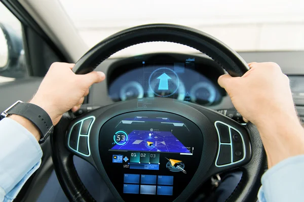 Close-up de homem dirigindo carro com navegador GPS — Fotografia de Stock