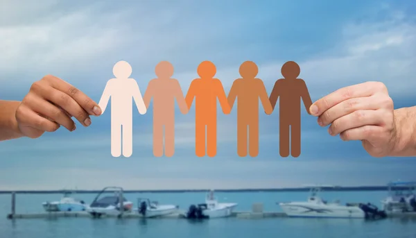 Hände halten Menschen Piktogramm über Boote im Meer — Stockfoto