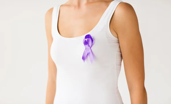 Close up of woman with purple awareness ribbon — Stockfoto