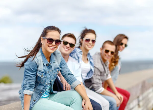 Smiling teenage girl hanging out with friends — Stock Photo, Image