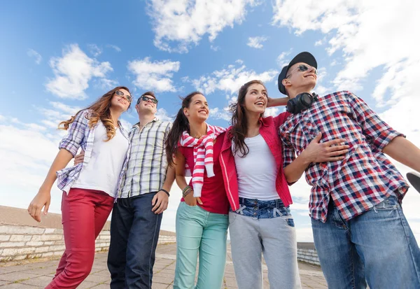 Lachende tieners in zonnebril opknoping buiten — Stockfoto