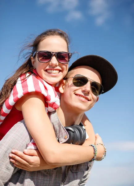 Adolescenti sorridenti in occhiali da sole divertirsi all'aperto — Foto Stock