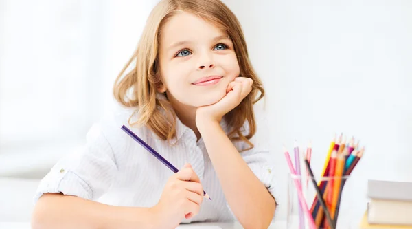 女孩用铅笔在学校绘图 — 图库照片