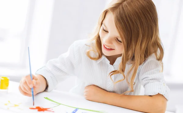 Little girl painting picture — Stock Photo, Image