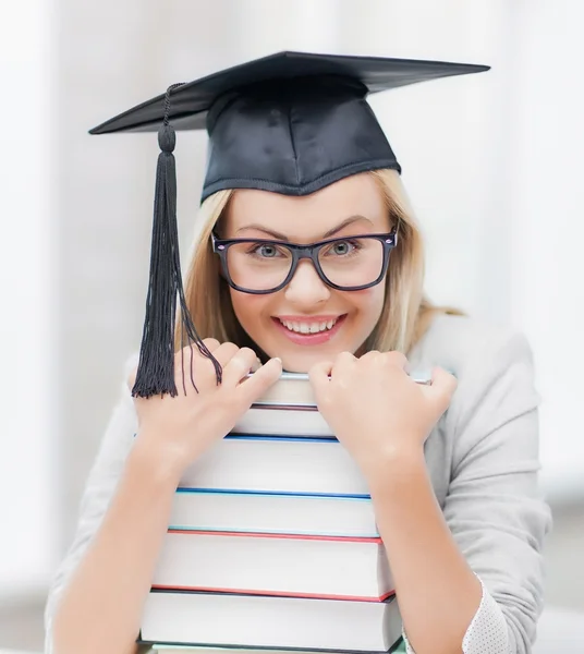 Estudante em boné de graduação — Fotografia de Stock