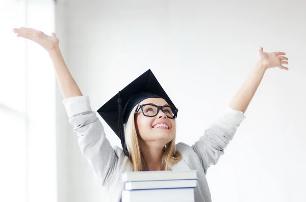 Étudiant heureux dans le chapeau de graduation — Photo