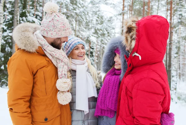 Gruppo di uomini e donne sorridenti nella foresta invernale — Foto Stock