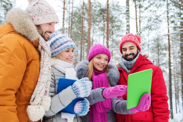 Uśmiechnięty znajomych z komputera typu tablet w zimowym lesie — Zdjęcie stockowe