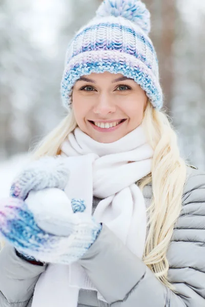 Sorrindo jovem mulher na floresta de inverno — Fotografia de Stock