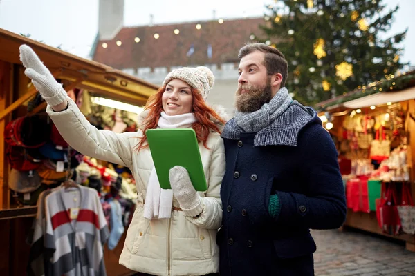 Casal feliz andando com tablet pc na cidade velha — Fotografia de Stock