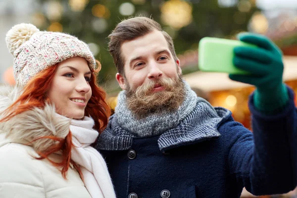 Couple prenant selfie avec smartphone dans la vieille ville — Photo