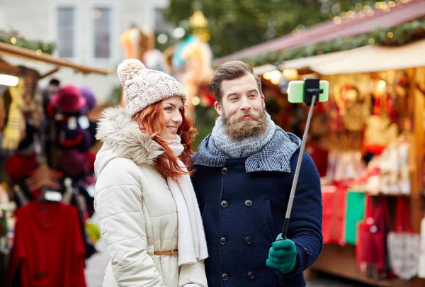 Coppia scattare selfie con smartphone nel centro storico — Foto Stock