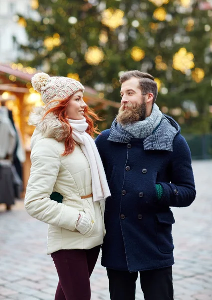 Couple heureux marchant dans la vieille ville — Photo