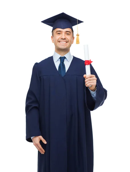 Estudiante adulto sonriente en mortero con diploma —  Fotos de Stock