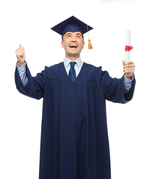 Lachende volwassen student in mortarboard met diploma — Stockfoto