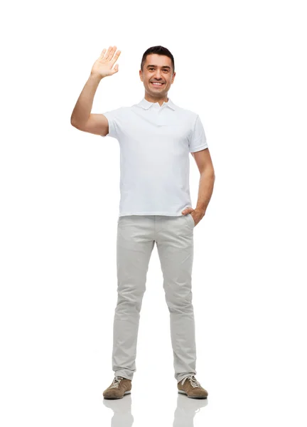 Homem sorridente em branco t-shirt acenando mão — Fotografia de Stock