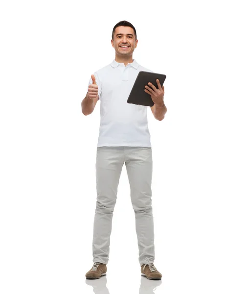 Smiling man with tablet pc showing thumbs up — Stockfoto
