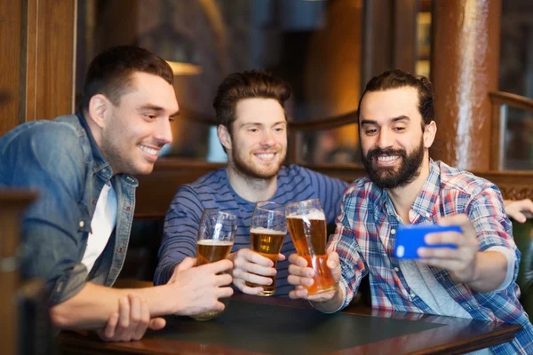 Vänner ta selfie och dricka öl på bar — Stockfoto