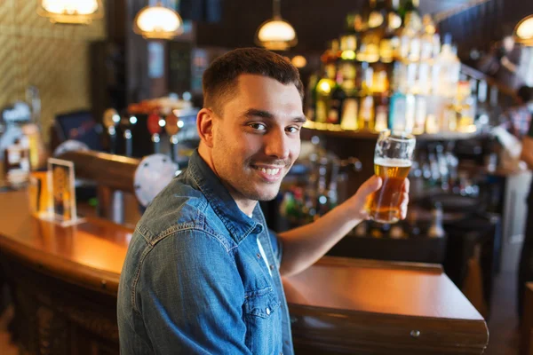 幸せな男でビールを飲みながらバーやパブ — ストック写真