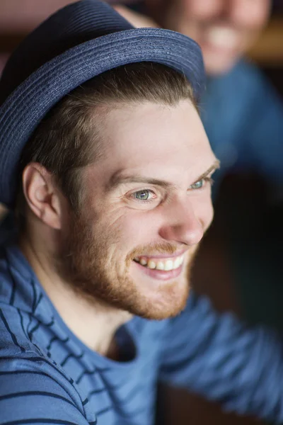 流行に敏感な帽子で幸せな若い男 — ストック写真
