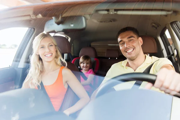 Família feliz com criança pequena dirigindo no carro — Fotografia de Stock