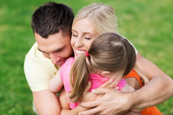 Glückliche Familie, die sich draußen umarmt — Stockfoto