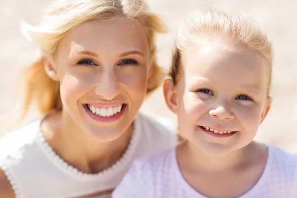 Happy mother and little daughter on summer beach — Stock Photo, Image