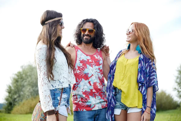 Sonriendo jóvenes amigos hippies hablando al aire libre —  Fotos de Stock