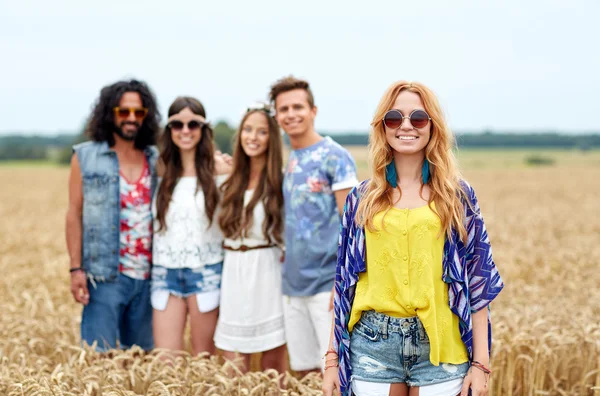 Sonriendo jóvenes amigos hippies en el campo de cereales — Foto de Stock