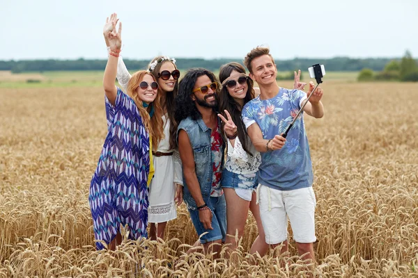 Hippie-Freunde mit Smartphone auf Selfie-Stick — Stockfoto