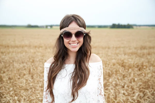 Sorrindo jovem hippie mulher no campo de cereais — Fotografia de Stock