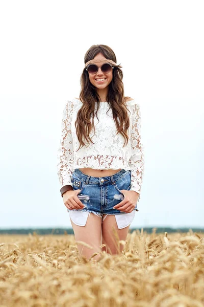 Sonriente joven hippie mujer en cereal campo — Foto de Stock