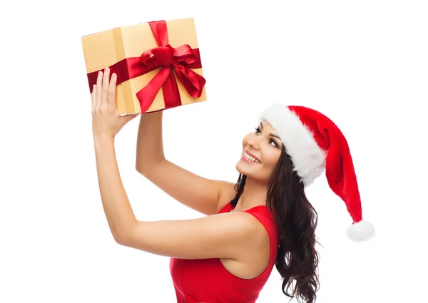 Bella donna sexy in cappello di Babbo Natale con confezione regalo — Foto Stock