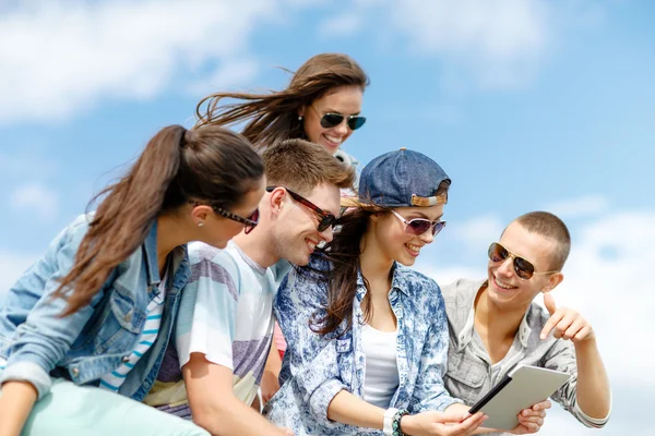 Groep tieners kijken naar tablet pc-computer Rechtenvrije Stockafbeeldingen